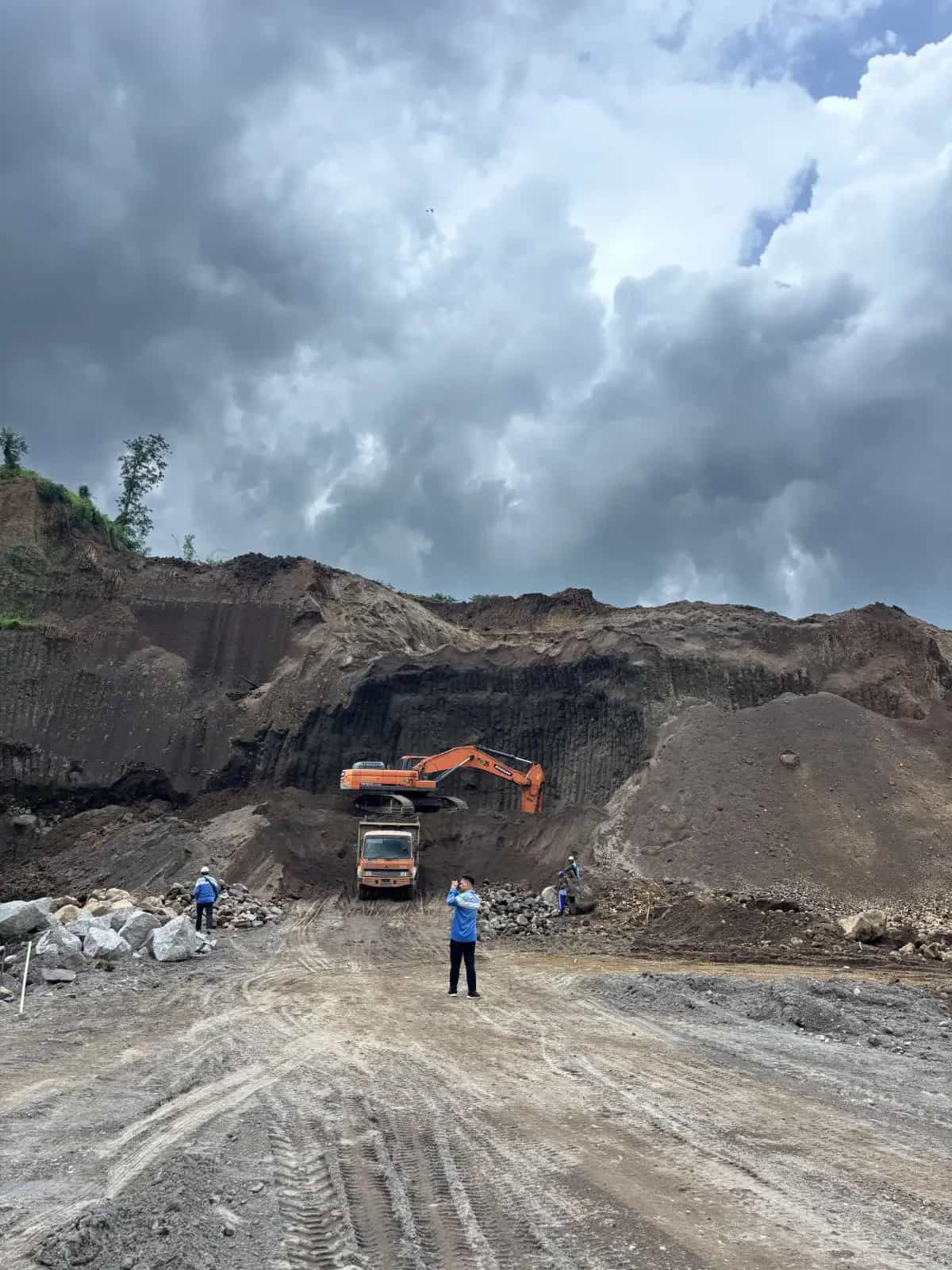 Operasional Alat Berat di Area Tambang