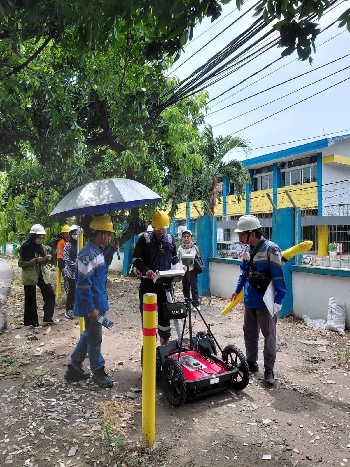 Koordinasi Tim di Lokasi Survei